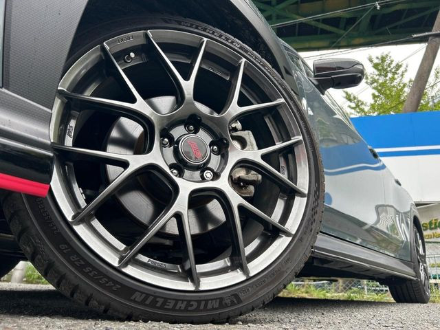 【BBS製19インチアルミホイール】大人気メーカーのホイールを装備♪軽量・高硬度のアルミホイールは、ハンドリング・加速など、走りの質を向上してくれます♪