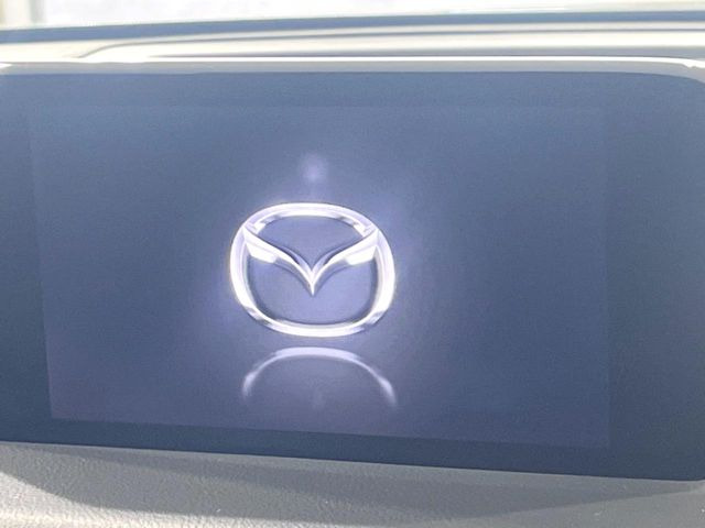 【マツダコネクトナビ】車内の雰囲気にマッチした一体型タイプのナビ。各種車輌設定やBluetooth再生等、様々な機能が楽しめます。直感的なダイヤル操作が可能で、使い勝手も良好です。