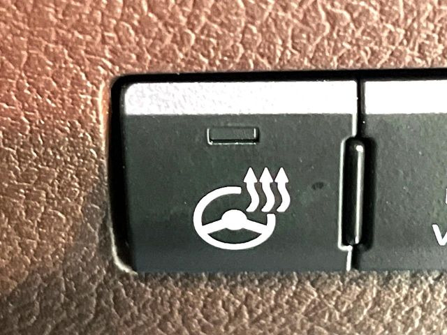 【ステアリングヒーター】冬場に冷たくなりやすい革巻きステアリングを、スイッチ一つで素早く適温に!エアコンよりも早く温まってくれるので、寒い日の運転も快適になりますね♪