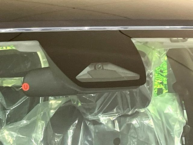 【ホンダセンシング】走行中に前方の車両等を認識し、衝突しそうな時は警報とブレーキで衝突回避と被害軽減をアシスト。より安全にドライブをお楽しみいただけます。