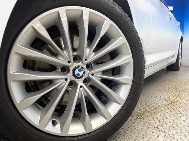 ●純正18インチアルミホイール:輸入車ならではの卓越した走りを支えるホイールと足回りです!日本車の走りに慣れている方にもぜひ体感して頂きたいほど、高いレベルでまとまっています!