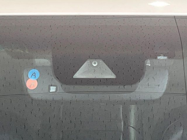 【プリクラッシュセーフティ】前方の車両等を検知し、衝突しそうな時は警報で注意を促し、ブレーキを踏む力をサポート。ブレーキを踏めなかった場合は衝突被害軽減ブレーキが作動、衝突回避をサポートします。