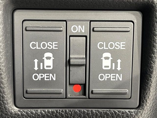 【両側パワースライドドア】スマートキーや運転席のスイッチで後席両側スライドドアの開閉が可能♪電動だから力を入れてドアを開ける必要が無く、小さなお子様でも簡単に開け閉めでき快適です♪