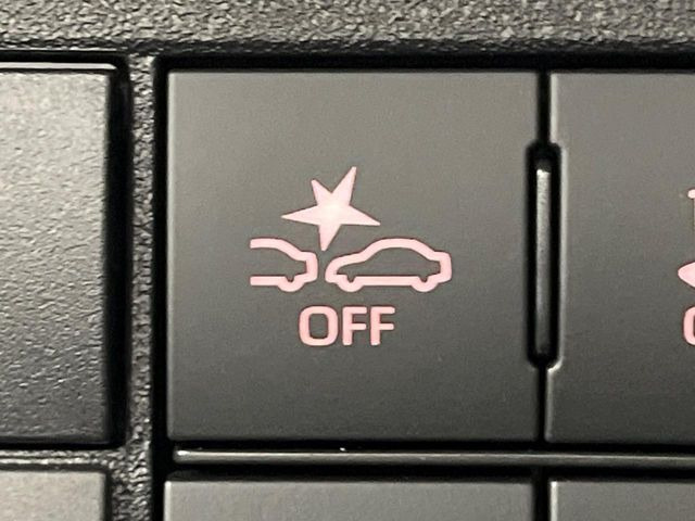 【エマージェンシーブレーキ】走行中に前方の車両等を認識し、衝突しそうな時は警報とブレーキで衝突回避と被害軽減をアシスト。より安全にドライブをお楽しみいただけます。