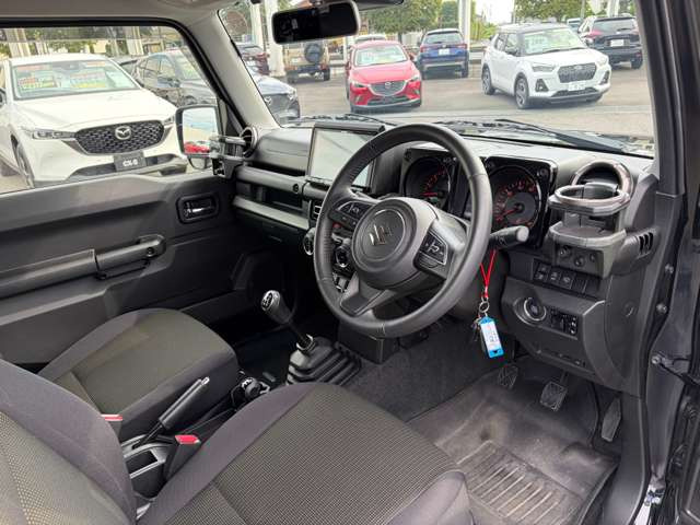 内装もひろく運転姿勢も楽々です!