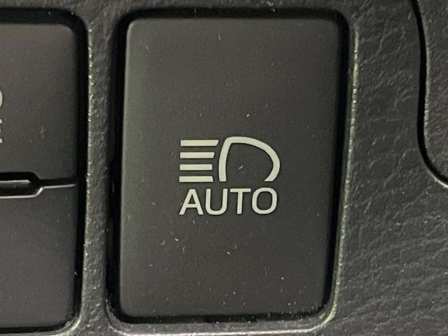 【オートマチックハイビーム】夜間の安全走行に役立つ便利な機能!先行車や対向車を検知し、ハイビームとロービームを自動で切り替えてくれます♪