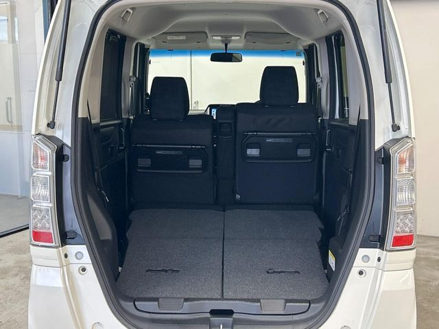 普段のお買い物や通勤、送迎等に十分な荷室スペースを確保しております。セカンドシートを倒すと、大きな荷物の積載も可能です♪