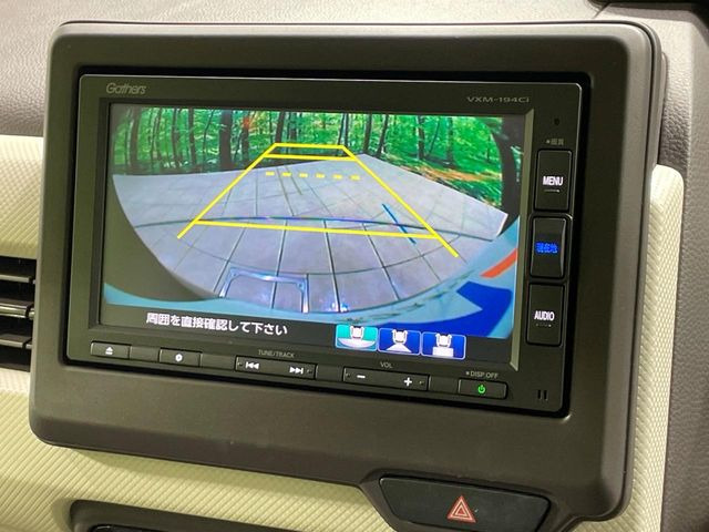 【バックカメラ】駐車時に後方がリアルタイム映像で確認できます。大型商業施設や立体駐車場での駐車時や、夜間のバック時に大活躍!運転スキルに関わらず、今や必須となった装備のひとつです!
