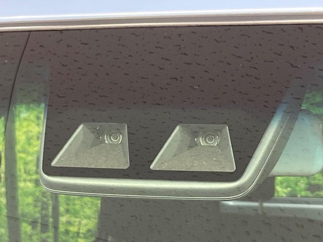 【スマートアシスト】走行中に前方の車両等を認識し、衝突しそうな時は警報とブレーキで衝突回避と被害軽減をアシスト。より安全にドライブをお楽しみいただけます。