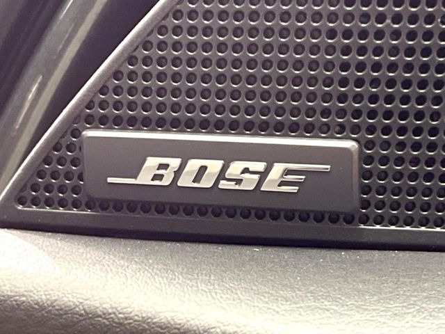 【BOSEサウンドシステム】メーカーオプションの高品位サウンドシステムを搭載。専用のチューニングが施された大小様々なスピーカーから良質なサウンドが奏でられ、臨場感あふれる音響空間を演出します。