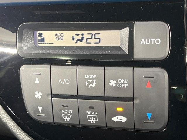 【オートエアコン】一度お好みの温度に設定すれば、車内の温度を検知し風量や温度を自動で調整。暑い&hellip;寒い&hellip;と何度もスイッチ操作をする必要はありません。快適な車内空間には必須の機能ですね♪
