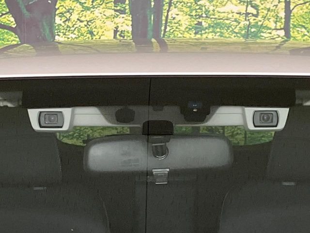 【アイサイトVer3】前方の車両等を検知し、衝突しそうな時は警報で注意を促し、ブレーキを踏む力をサポート。ブレーキを踏めなかった場合は衝突被害軽減ブレーキが作動、衝突回避をサポートします。