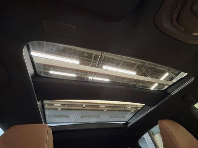 【パノラマルーフ】大型のガラスルーフ搭載で車内の解放感が一気にアップ!開放的なドライブをお楽しみいただけます。