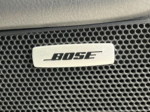 【BOSEサウンドシステム】メーカーオプションの高品位サウンドシステムを搭載。専用のチューニングが施された大小様々なスピーカーから良質なサウンドが奏でられ、臨場感あふれる音響空間を演出します。