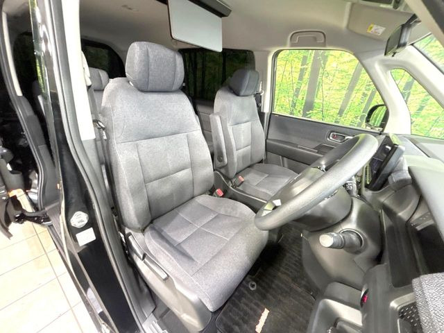 運転席まわりには十分なスペースがあり、大柄な方でもゆったり運転していただける環境です。