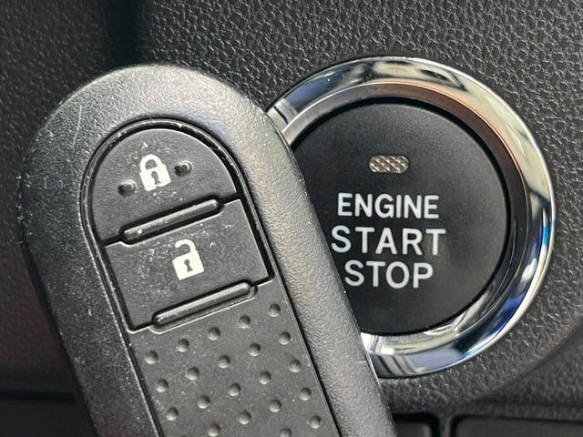 【キーフリーシステム】カバンやポケットに入れたままでもドアの施錠・解錠が可能なスマートキーを装備。エンジンのオン・オフ時もカギを取り出す必要が無いからとっても便利です♪