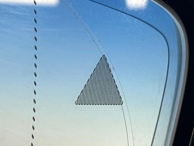 ●ブラインドアシストセンサー:視角からの車を感知し、ドライバーが車線変更を行う際に、警告音と共に注意を促してくれる安全支援機能です!