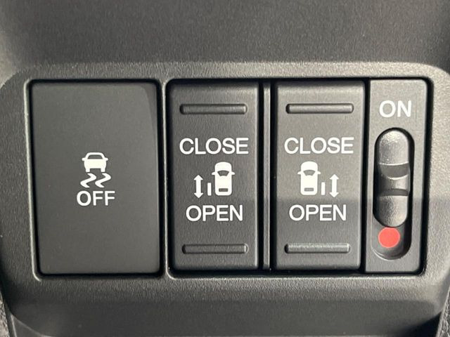 【両側パワースライドドア】スマートキーや運転席のスイッチで後席両側スライドドアの開閉が可能♪電動だから力を入れてドアを開ける必要が無く、小さなお子様でも簡単に開け閉めでき快適です♪