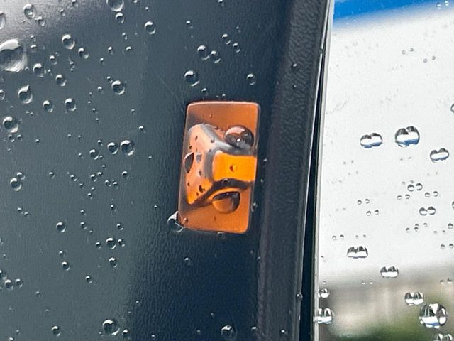 【リヤビークルディティクション】走行中、ドアミラーの死角になりやすい箇所に後続車が接近するとサイドミラー付近に警告を表示、ドライバーに注意喚起と、万一の際はハンドル操作をアシストをします。