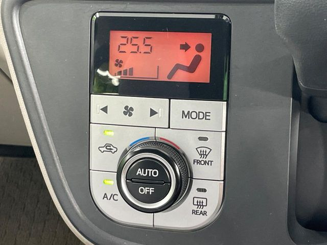 【オートエアコン】一度お好みの温度に設定すれば、車内の温度を検知し風量や温度を自動で調整。暑い&hellip;寒い&hellip;と何度もスイッチ操作をする必要はありません。快適な車内空間には必須の機能ですね♪