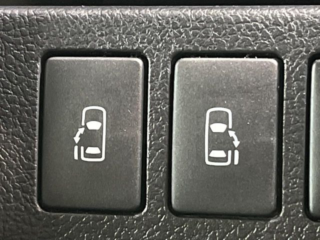 【両側パワースライドドア】スマートキーや運転席のスイッチで後席両側スライドドアの開閉が可能♪電動だから力を入れてドアを開ける必要が無く、小さなお子様でも簡単に開け閉めでき快適です♪