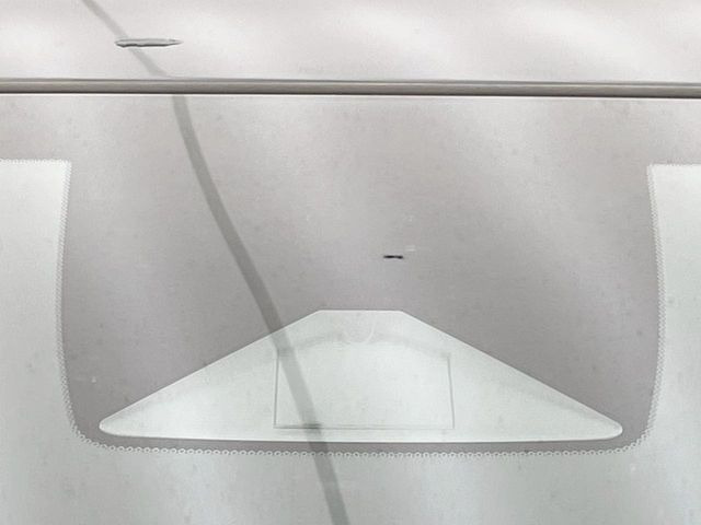 【ホンダセンシング】走行中に前方の車両等を認識し、衝突しそうな時は警報とブレーキで衝突回避と被害軽減をアシスト。より安全にドライブをお楽しみいただけます。
