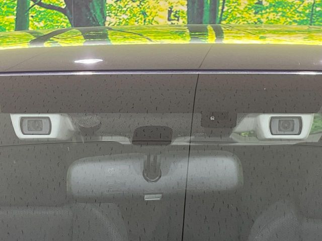 【アイサイトVer2】前方の車両等を検知し、衝突しそうな時は警報で注意を促し、ブレーキを踏む力をサポート。ブレーキを踏めなかった場合は衝突被害軽減ブレーキが作動、衝突回避をサポートします。