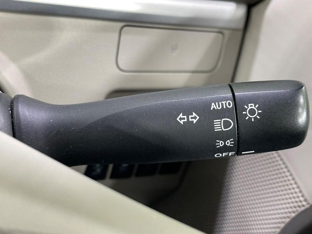【オートライト】周りの明るさに応じて自動でヘッドライトの点灯・消灯ができる機能です!ライトの付け忘れ・消し忘れなどが無くなり、雨の日や夕方の走行も安心!トンネル通過時も便利ですね♪