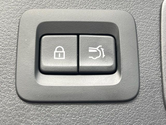 【パワーバックドア】スマートキーや運転席のボタンを押すだけでリアゲートが自動で開閉します!荷物を持っている時や、高い位置にあるバックドアを閉める際に便利な機能です♪