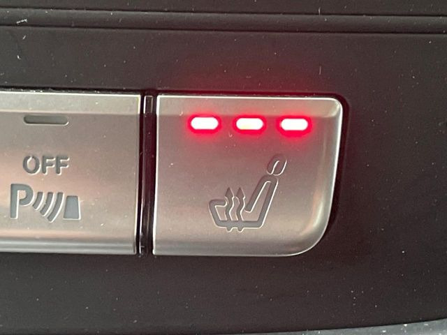 ●フロントシートヒーティング:運転席・助手席共に三段階で調節が可能なシートヒーターを装備しております。季節を問わず快適にご使用いただけます。