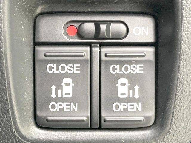 【両側パワースライドドア】スマートキーや運転席のスイッチで後席両側スライドドアの開閉が可能♪電動だから力を入れてドアを開ける必要が無く、小さなお子様でも簡単に開け閉めでき快適です♪