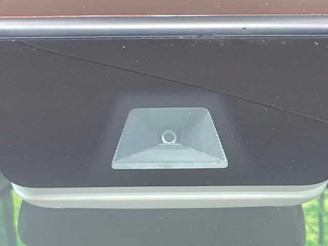 【ホンダセンシング】走行中に前方の車両等を認識し、衝突しそうな時は警報とブレーキで衝突回避と被害軽減をアシスト。より安全にドライブをお楽しみいただけます。