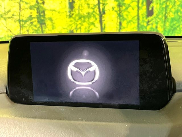 【8インチマツダコネクト】車内の雰囲気にマッチした大型のディスプレイ。スマホ接続でのナビ使用やBluetooth再生等、様々な機能が楽しめます。直感的なダイヤル操作が可能で、使い勝手も良好です。