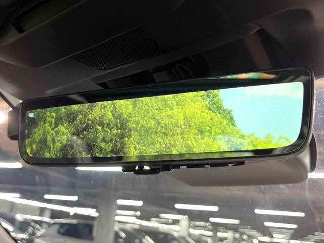 【スマートリヤビューミラー】後席の大きな荷物や同乗者で後方が確認しづらい時でも安心!カメラが撮影した車両後方の映像をルームミラー内に表示。クリアな視界で状況の確認が可能です!