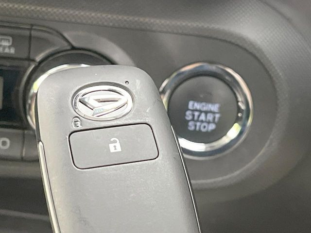 【スマートキー】カバンやポケットに入れたままでもドアの施錠・解錠が可能なスマートキーを装備。エンジンのオン・オフ時もカギを取り出す必要が無いからとっても便利です♪