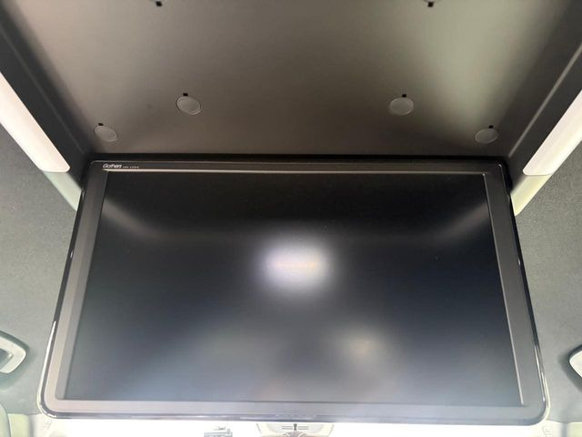【15.6型フリップダウンモニター】大画面モニターで後席でもエンタメをお楽しみいただけます。小さなお子様にも大人気の装備です♪