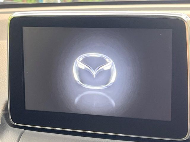 【マツダコネクトナビ】車内の雰囲気にマッチした一体型タイプのナビ。各種車輌設定やBluetooth再生等、様々な機能が楽しめます。直感的なダイヤル操作が可能で、使い勝手も良好です。