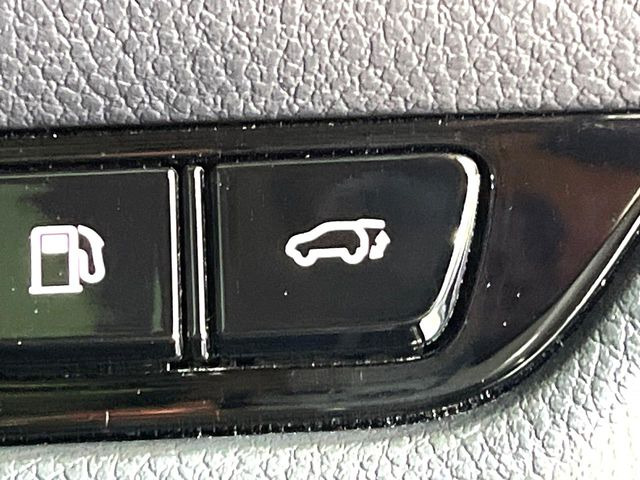 【パワーバックドア】スマートキーや運転席のボタンを押すだけでリアゲートが自動で開閉します!荷物を持っている時や、高い位置にあるバックドアを閉める際に便利な機能です♪