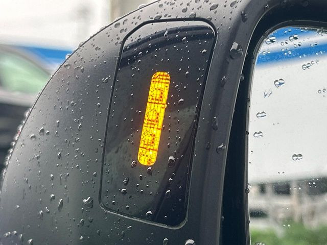 【リヤビークルディティクション】走行中、ドアミラーの死角になりやすい箇所に後続車が接近するとサイドミラー付近に警告を表示、ドライバーに注意喚起と、万一の際はハンドル操作をアシストをします。