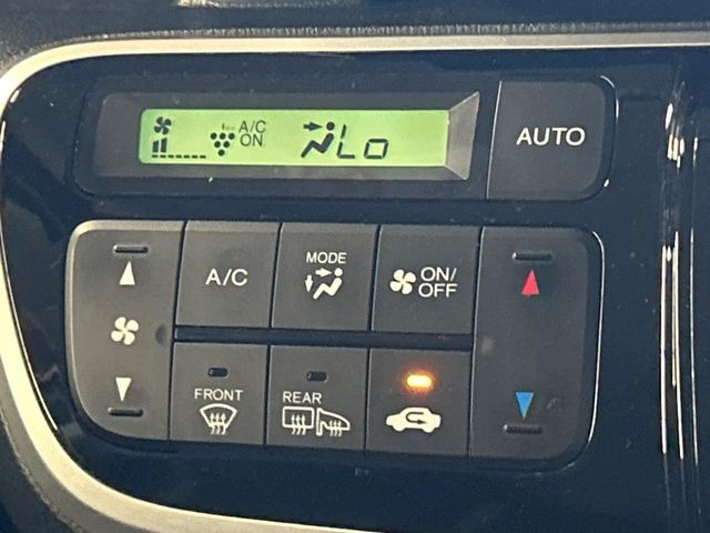 【オートエアコン】一度お好みの温度に設定すれば、車内の温度を検知し風量や温度を自動で調整。暑い&hellip;寒い&hellip;と何度もスイッチ操作をする必要はありません。快適な車内空間には必須の機能ですね♪