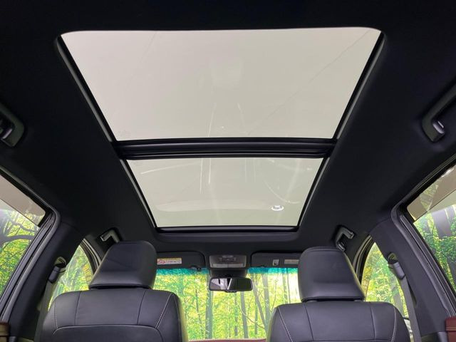 【大型サンルーフ】車内の解放感が一気に上がる大型のパノラマルーフ!季節を問わず開放的で快適なドライブをお楽しみいただけます。流通量も少なく希少価値の高い人気の装備です♪