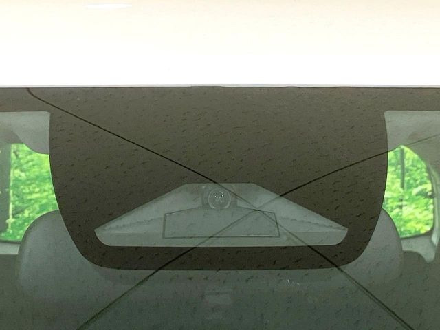 【ホンダセンシング】走行中に前方の車両等を認識し、衝突しそうな時は警報とブレーキで衝突回避と被害軽減をアシスト。より安全にドライブをお楽しみいただけます。