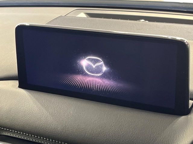 【10.25インチマツダコネクト】車内の雰囲気にマッチした大型ディスプレイ。スマホ接続でのナビ使用やBluetooth再生等、様々な機能が楽しめます。直感的なダイヤル操作が可能で、使い勝手も良好です。