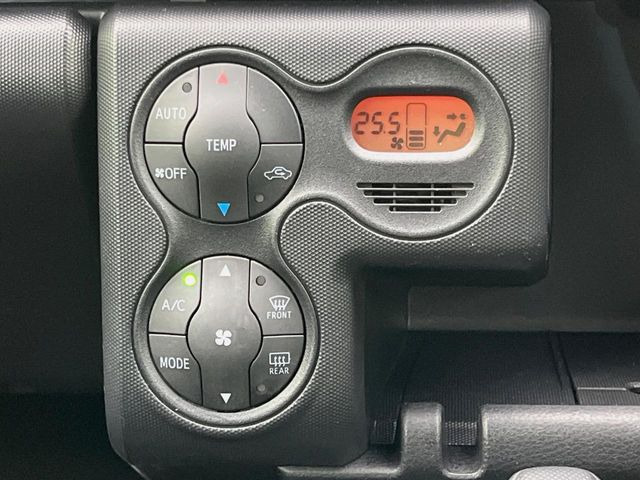 【オートエアコン】一度お好みの温度に設定すれば、車内の温度を検知し風量や温度を自動で調整。暑い&hellip;寒い&hellip;と何度もスイッチ操作をする必要はありません。快適な車内空間には必須の機能ですね♪