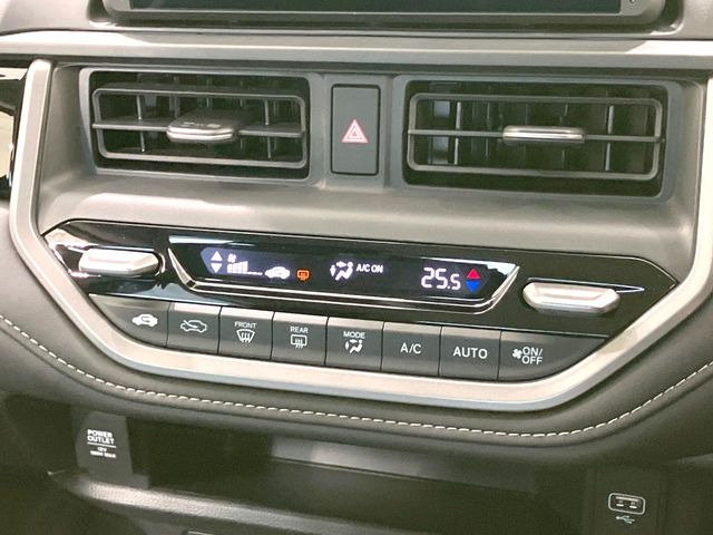 【オートエアコン】一度お好みの温度に設定すれば、車内の温度を検知し風量や温度を自動で調整。暑い&hellip;寒い&hellip;と何度もスイッチ操作をする必要はありません。快適な車内空間には必須の機能ですね♪