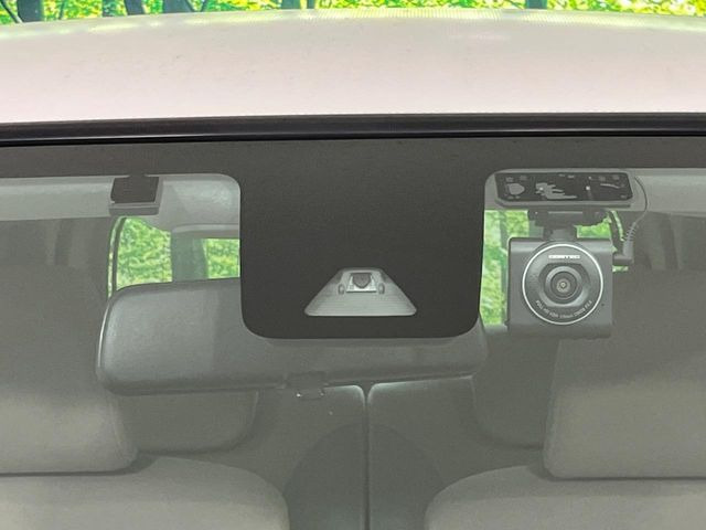 【スマートアシスト】走行中に前方の車両等を認識し、衝突しそうな時は警報とブレーキで衝突回避と被害軽減をアシスト。より安全にドライブをお楽しみいただけます。