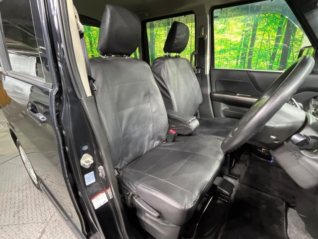 運転席まわりには十分なスペースがあり、大柄な方でもゆったり運転していただける環境です。