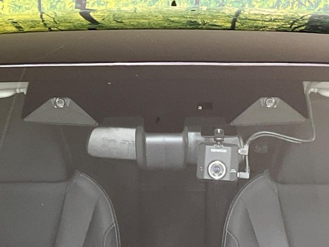 【アイサイトVer3】前方の車両等を検知し、衝突しそうな時は警報で注意を促し、ブレーキを踏む力をサポート。ブレーキを踏めなかった場合は衝突被害軽減ブレーキが作動、衝突回避をサポートします。
