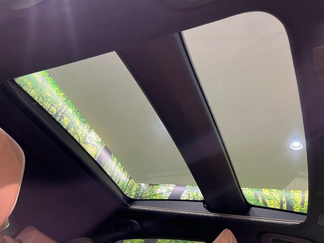 【パノラマルーフ】大型のガラスルーフ搭載で車内の解放感が一気にアップ!開放的なドライブをお楽しみいただけます。