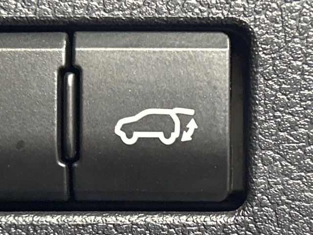 【パワーバックドア】スマートキーや運転席のボタンを押すだけでリアゲートが自動で開閉します!荷物を持っている時や、高い位置にあるバックドアを閉める際に便利な機能です♪